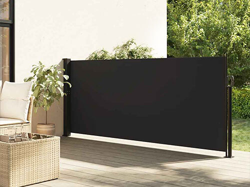 مظلة جانبية سوداء قابلة للسحب مُثبتة على فناء مصمم بجانب مقاعد خارجية ونبتة مزروعة في وعاء. انقر لرؤية المنتجات في المجموعة.