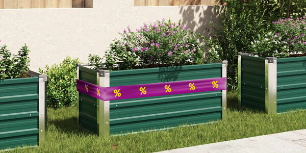 صندوق أصيص أخضر اللون مع نباتات، مربوط حوله شريط ترويجي أرجواني اللون مع رموز تخفيض صفراء اللون داخل حديقة.