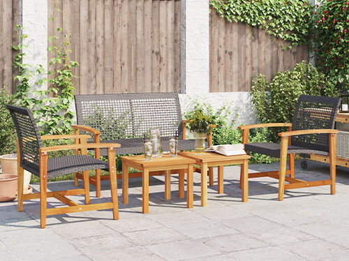 أريكة خارجية من المعدن الداكن بمقعدين مع طاولة قهوة على الفناء. طقم أثاث موضوع أمام سياج خشبي مزين بأضواء خيطية زخرفية. اضغط للاطلاع على المنتجات الجديدة.